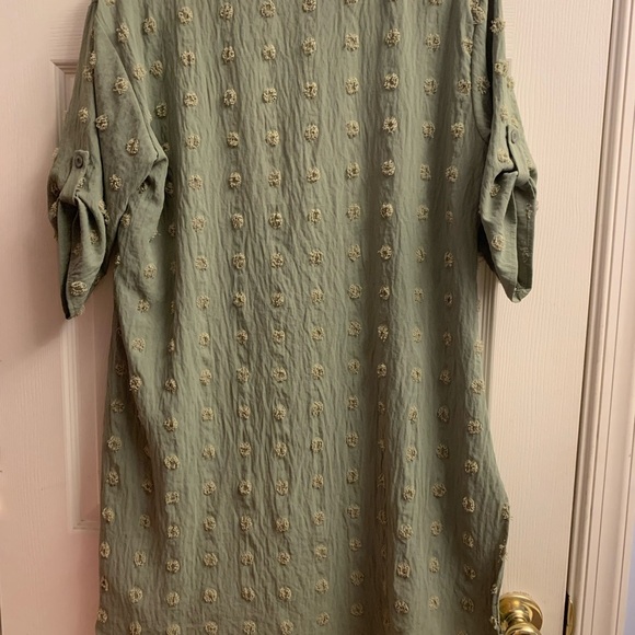 B Women’s Army Green Textured Polka Dot Top Size medium - Picture 3 of 5